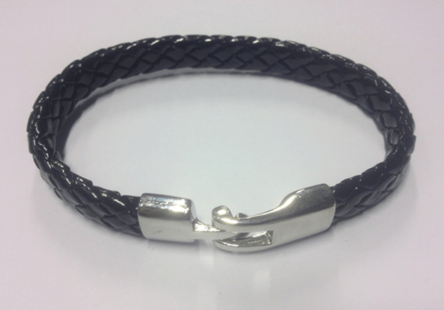 Armband flätad ca 1cm brett med metallspänne PU läder