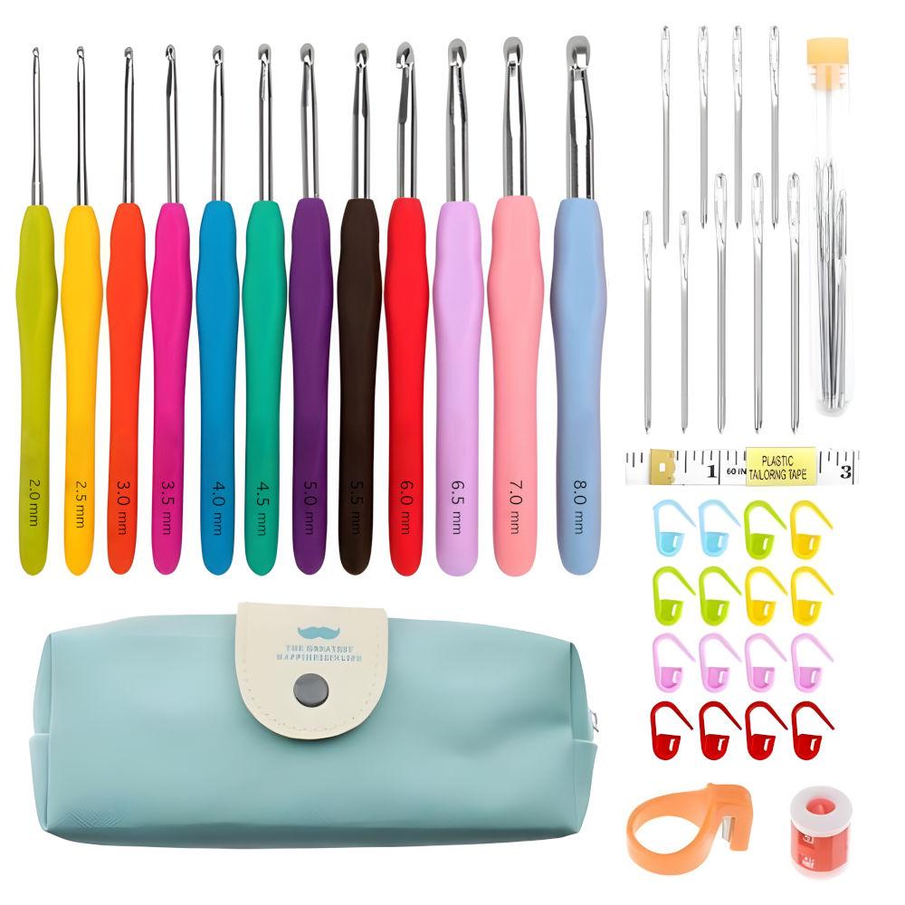 Sett med 45 deler med heklenåler, markører, målebånd - Strikkesett