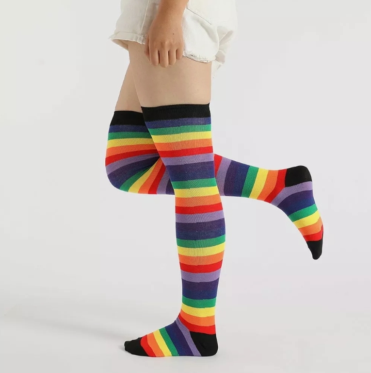 Fargerike over kne lange sokker regnbuestripet