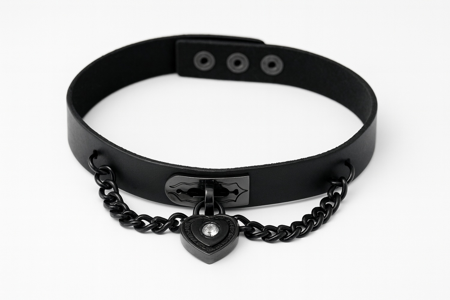 Svart choker med kedja och hjärthänge