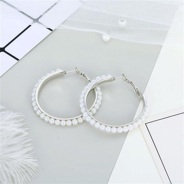 Hoop Örhängen / Creoler i Silver Färg med Vita Pärlor / Trendiga Pärlörhängen - 4 cm