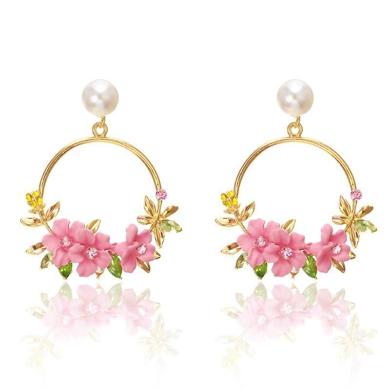 Örhängen i Guld Färg Dekorerade med Rosa Blommor, Gröna Blad, Vita Pärlor & Strass