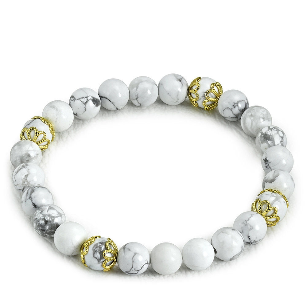 Vackert Meditation Chakra Armband med Vita Howlit Pärlor & Guld Dekoration
