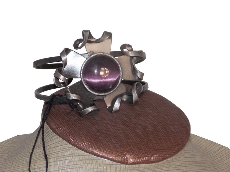 Z&R Design - Boho Stelt Grått Armband / Bangle med Lila Glas Sten