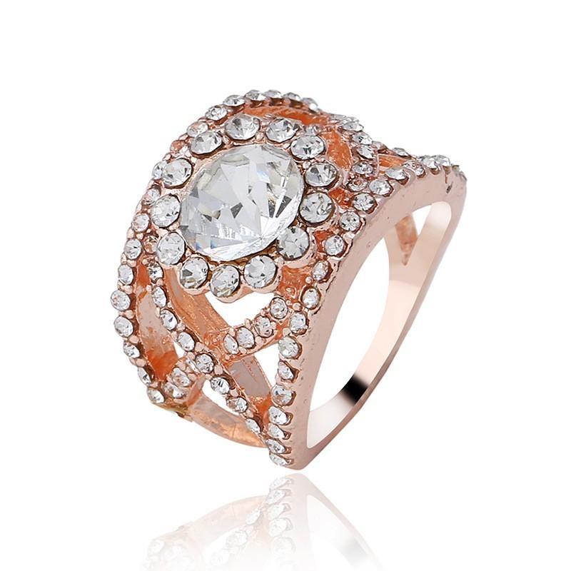 Vacker Ring i Rosé Guld Färg med många Glittriga Kristaller / Strass - Stl 17