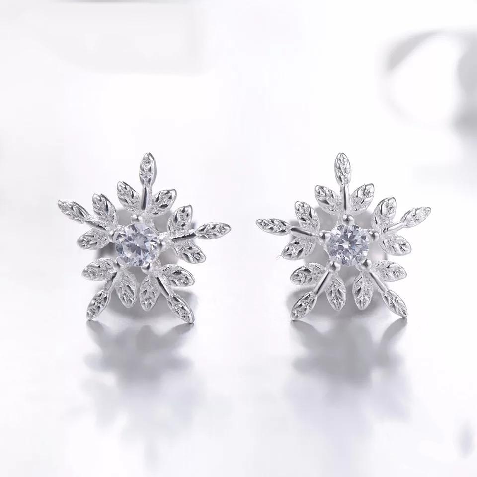 Silver Stud Örhängen - Blomma / Snöflinga med Vit CZ Kristall