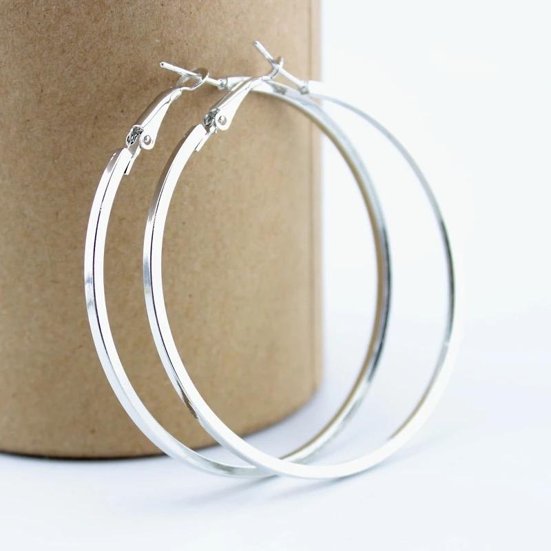 Blanka Runda Hoop Örhängen med Kantig Design - 7 cm