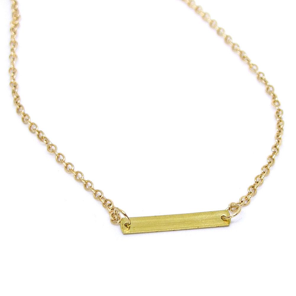 Halsband med rektangulär tag i