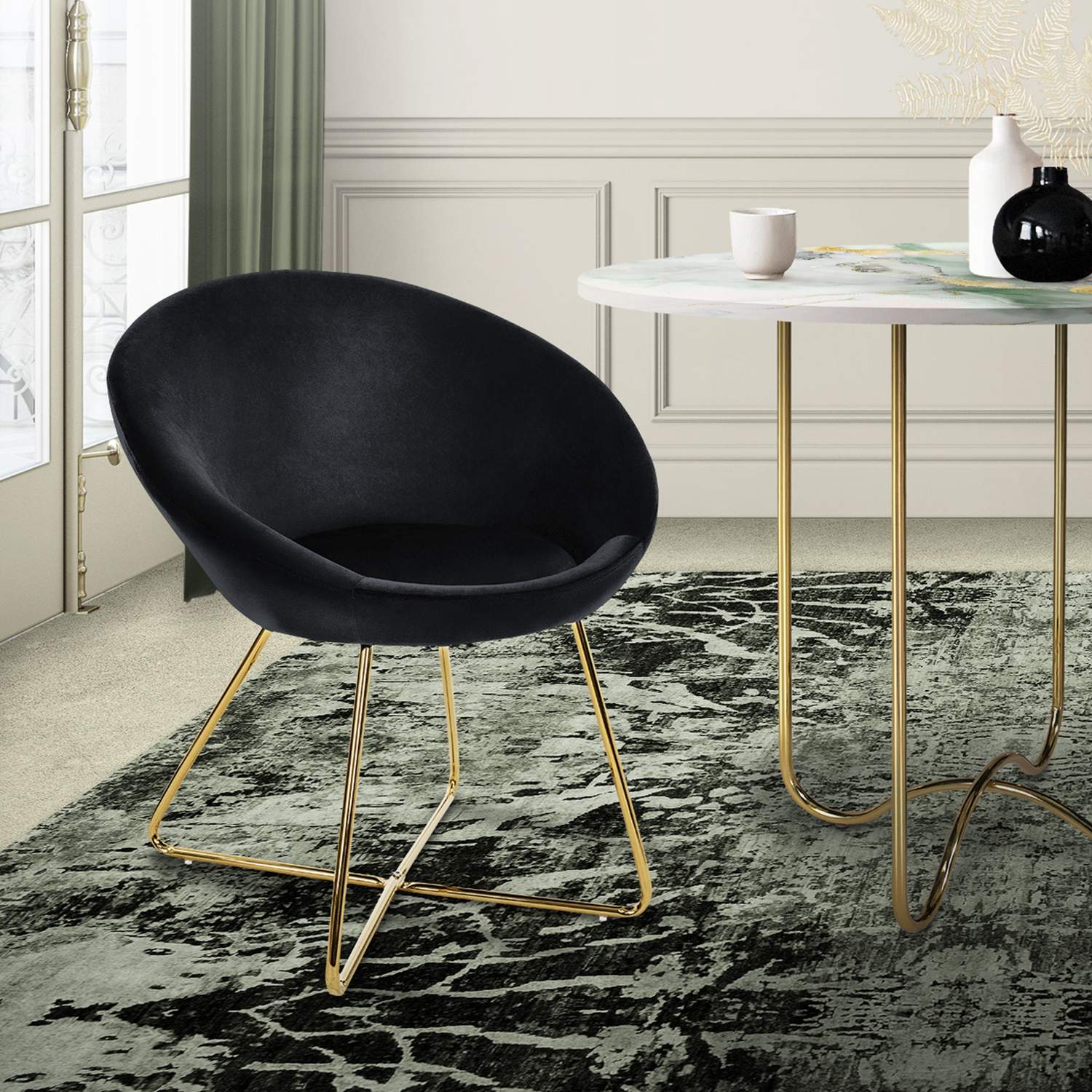 Matstol med runt ryggstöd i svart sammet med gyllene metallben ML-design