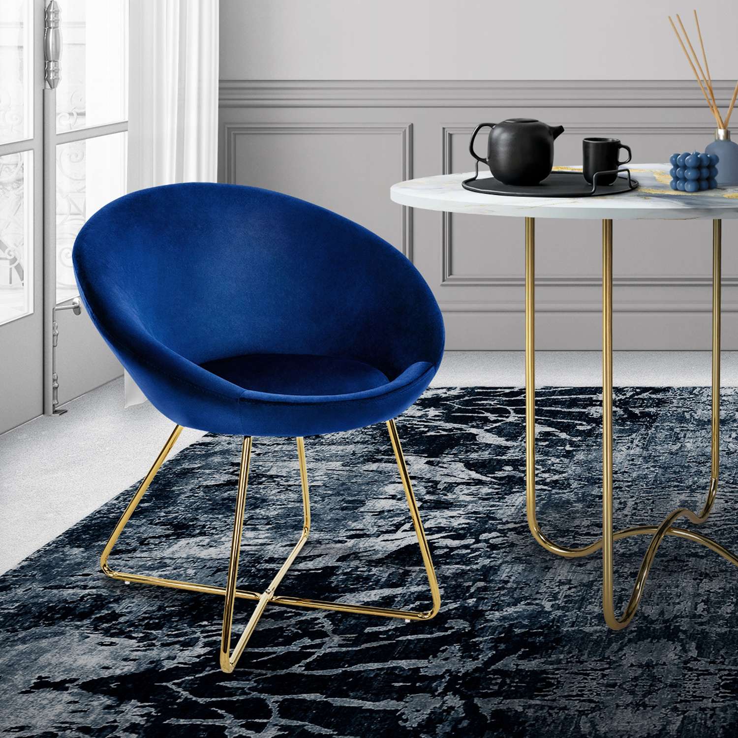 Matstol med runt ryggstöd i blå sammet och gyllene metallben ML-design